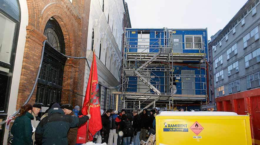 Omkring et halvt hundrede især arbejdsløse københavnske bygningsarbejdere demonstrerede mandag morgen imod, at folketingsmedlemmers nye lejligheder bliver istandsat af billig udenlandsk arbejdskraft. (Foto: Harry Nielsen.)