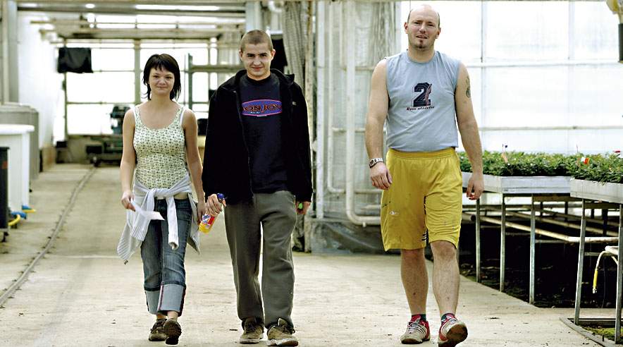 Iwona Buczman (tv.), Eugeniusz Szymanski og Marek Pawlowski (th.) har sammen med en anden polsk kollega fået godt 147.000 kroner fra deres tidligere arbejdsgiver JobServer.
 (Foto: Henrik Bjerregrav)