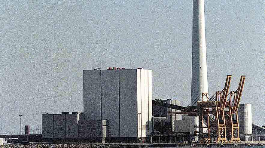 I begyndelsen af maj omkom en 61-årig mand, mens han var i færd med at rense et halmfilter på Enstedværket i Åbenrå. Ulykken får DONG Energy til at skærpe sikkerheden – ikke bare i Sønderjylland, men på alle selskabets kraftværker. (Arkivfoto)