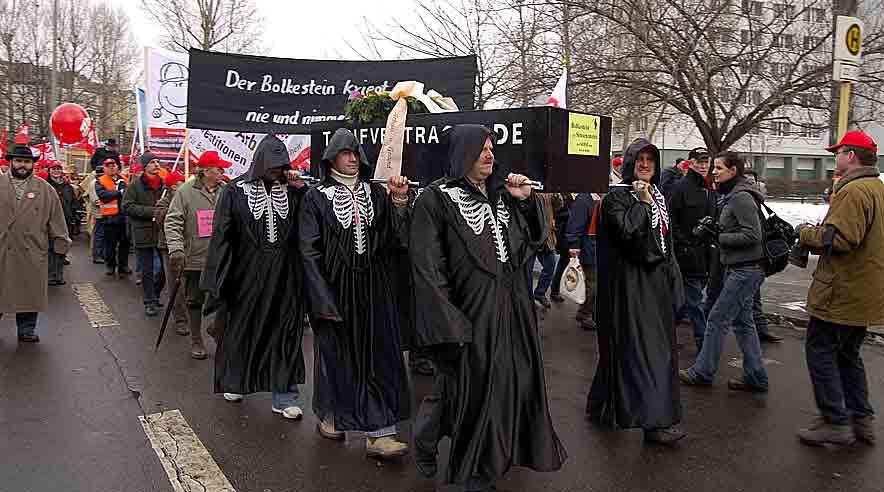 Demonstranter har gjort deres til at begrave EU's Servicedirektiv. Torsdag er det omdiskuterede direktiv til afstemning i Europaparlamentet.
