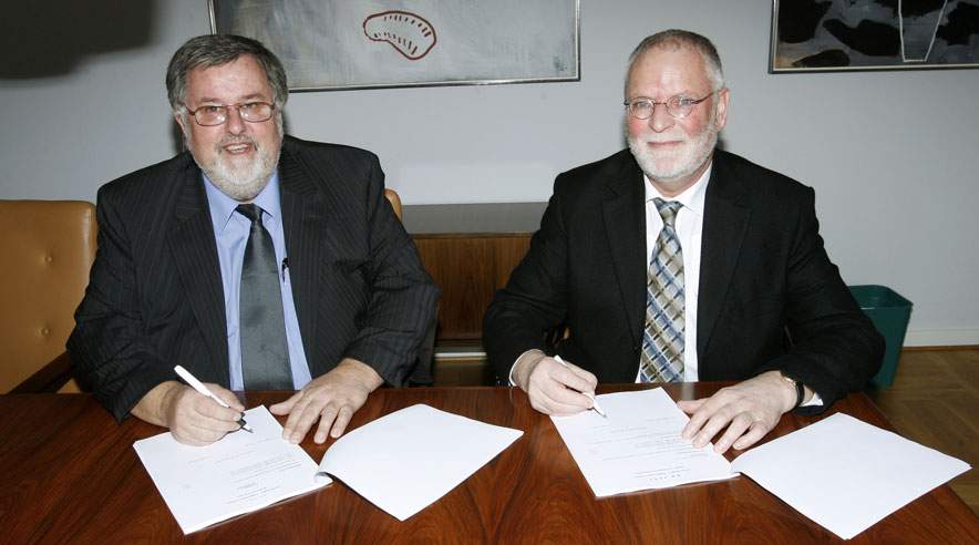 Så er der sat underskrift på 3F’s store bygge- og anlægsoverenskomst. Til venstre gruppeformand John Larsen, til højre Dansk Byggeris formand Povl Christensen.  (Harry Nielsen.)