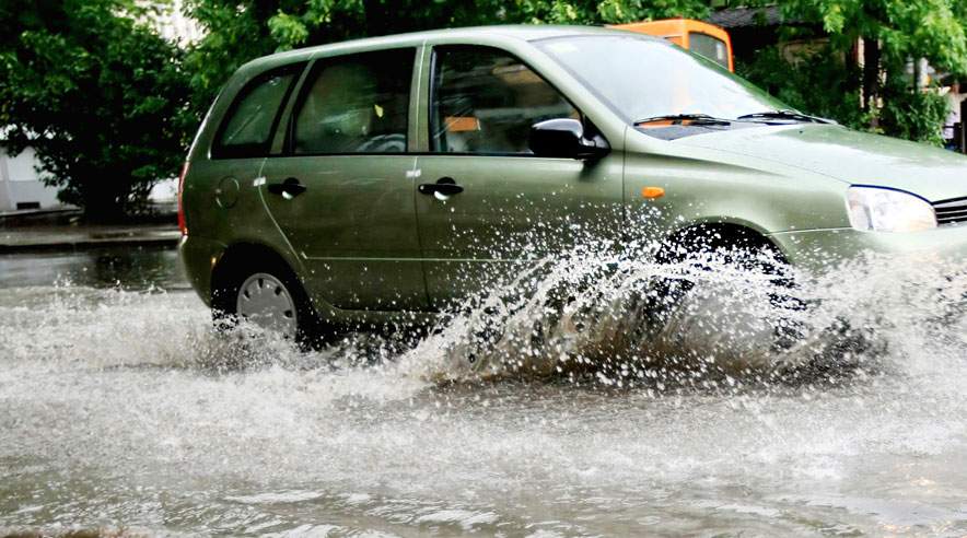 Sommeren har allerede budt på kraftige skybrud. Der er meget du kan gøre for at forberede dit hjem på skybrud og derved mindske skader. En god start er at lukke alle vinduer, inden du går på arbejde. (Foto: Colourbox)
