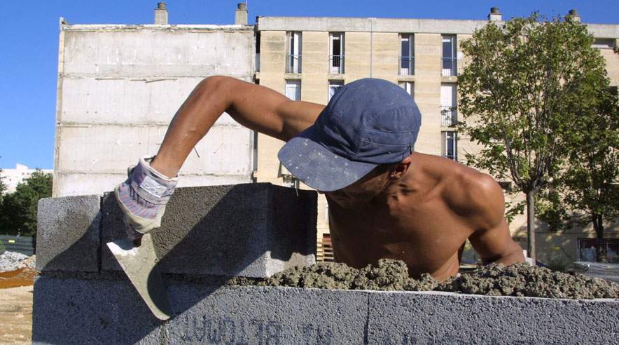 Forårssolen er kraftigere, end man umiddelbart tror. Så det er vigtigt, at du beskytter din hud, hvis du opholder dig ude i solen. (Foto: Colourbox)