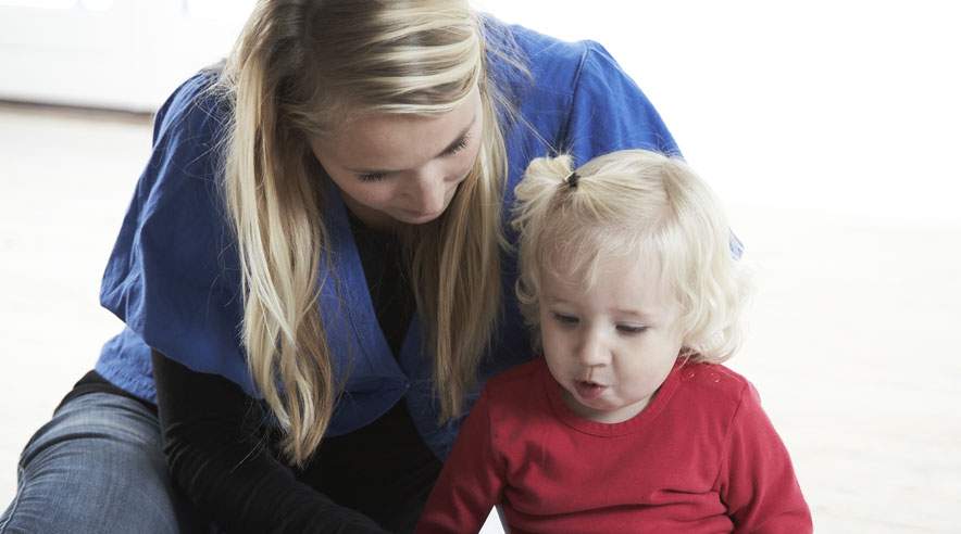 Hvordan forklarer man bedst sine børn, hvad man arbejder med? Børnepsykologens overordnede råd er: Vær konkret. (Foto: Colourbox)