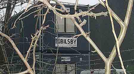 Formanden for Hit Koncernen tager afstand fra, at Kim Johansens estiske chauffører indkvarteres i uhumske skurvogne uden wc og håndvask, når de ikke er ude at køre.