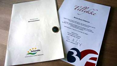 Bentes eksamensbevis fra serviceassistentuddannelsen.