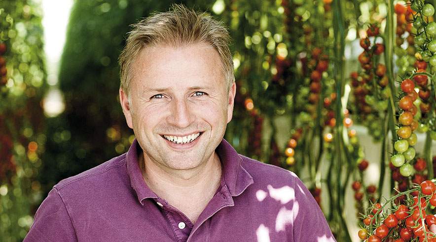 Danmarks tomatkonge Mads Pedersen mener, at hans gartneri har alting 100 procent i orden. Men erkender samtidig, at hans leverandør af lettiske vikarer har begået fejl, der skal rettes op på. (Foto: Nils Lund Pedersen)