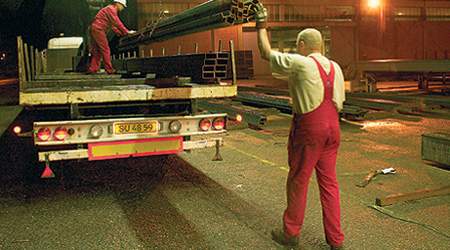 Cirka 30.000 gods- og eksportchauffører, lagerarbejdere, flyttefolk og renovationsarbejdere har fået en aftale i hus med pæne lønstigninger de næste tre år.
