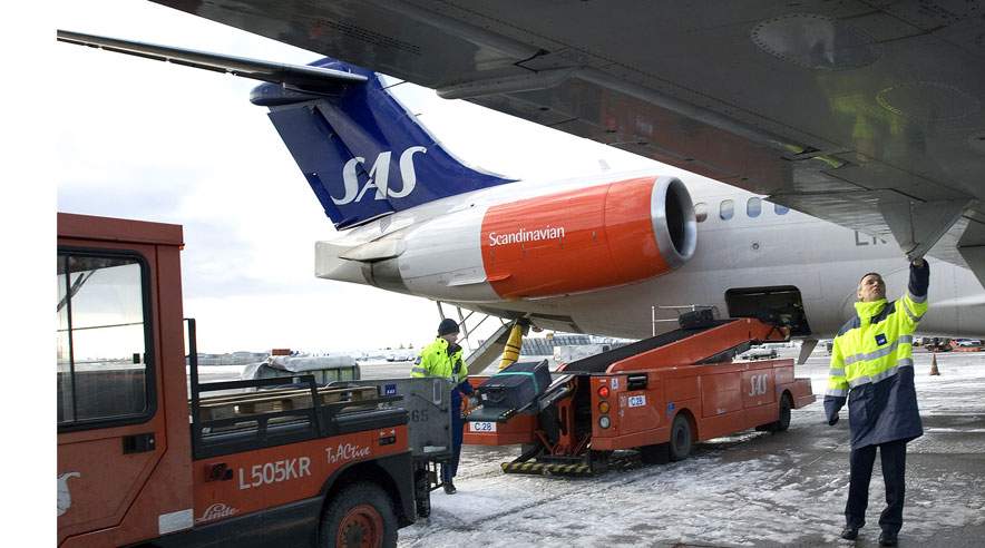 De ansate i Købehavns Lufthavn, som arbejder ude ved flyene, bliver nu endelig tilbudt en helbredsundersøgelse. (Foto fra SAS)