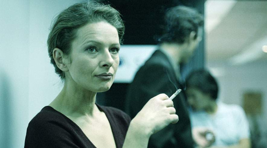 Rygning handler om vaner. Så hvis du vil skære ned på smøgerne i arbejdstiden, så kunne et fif være at lægge cigaretterne et andet sted end du plejer. (Foto: Colourbox)