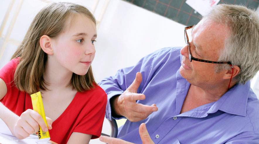 Spørg hvordan det er gået i skolen. Er svaret "Ikke noget særligt". Så spørg direkte: Hvad lavede du i dansk-timen?. (Foto: Colourbox))