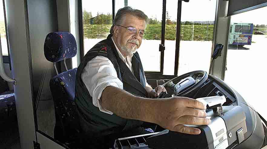 Buschauffør Bjørn Tofteng kører i mere end seks timer uden pause på ruten mellem Fakse Ladeplads og Næstved. Kørte han svinetransport, skulle han holde 45 minutters pause efter 4,5 timer bag rattet. (Foto: Per Daugaard)