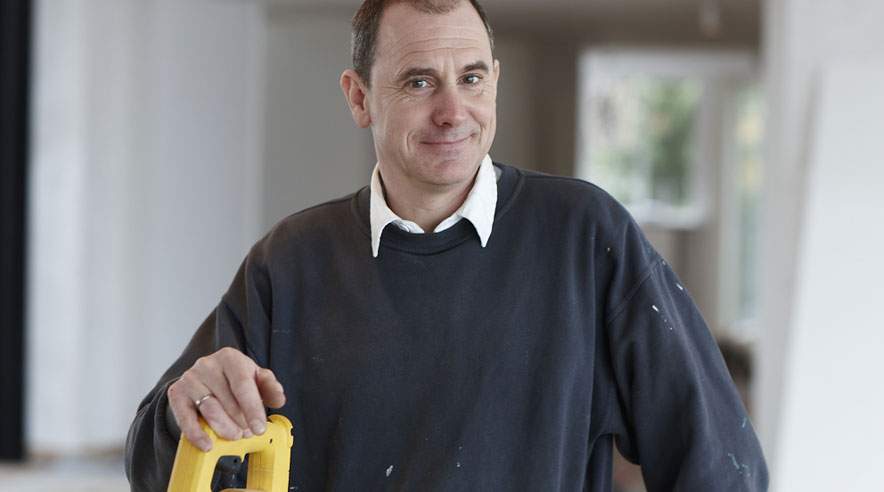 Tømrer Allan Kønigsfeldt har mange tunge løft i løbet af sin arbejdsdag. Han deltager i projektet "Sund på arbejde" i håbet om at forbedre sin livsstil. (Foto: Magnus Klitten)