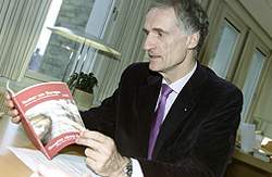 - vi kan desværre ikke give adgang. Og jeg siger desværre, fordi jeg er ikke sikker på at der fornuftigt,  at det er sådan, siger Bertel Haarder.