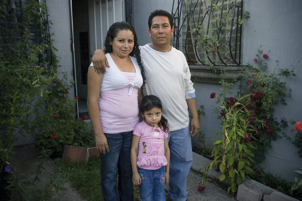 Manuel Gonzales sammen med hustruen Veronica og datteren Jennifer. Den 37-årige Manuel blev overfaldet på sit job som chauffør i Mærsk-firmaet B.I.T. Bagefter blev han af arbejdsgiveren udsat for hele to løgnedetektortests. (Søren Zeuth)