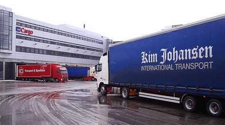 Der skal en lovændring til, før Færdselsstyrelsen kan fratage vognmænd deres køretilladelser, når de bruger illegal arbejdskraft.
Det kommer blandt andet vognmand Kim Johansen til gode. Billedet stammer fra en blokade mod nogle af vognmandens illegale chauffører i Københavns Lufthavn tidligere på måneden. (Arkivfoto: Torben Joconde)