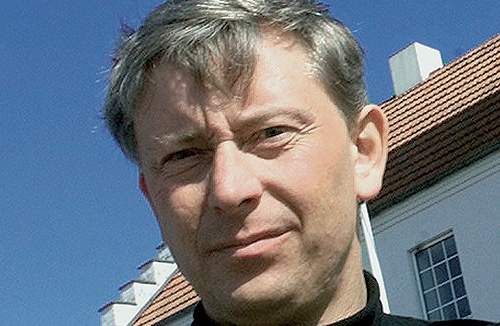 Godsejer Jens Dinesen slipper med en bøde på 60.000 kroner for brug af ni illegale polakker, der murede store haller op på godset Asbølholm i Lunderskov.