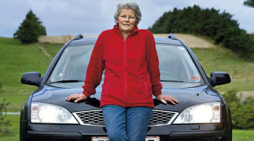 Efter operation, seks gange stråler og 15 gange kemo er Else Christensen på job igen på ChrisFish i Hanstholm. (Foto: Jens Bach)