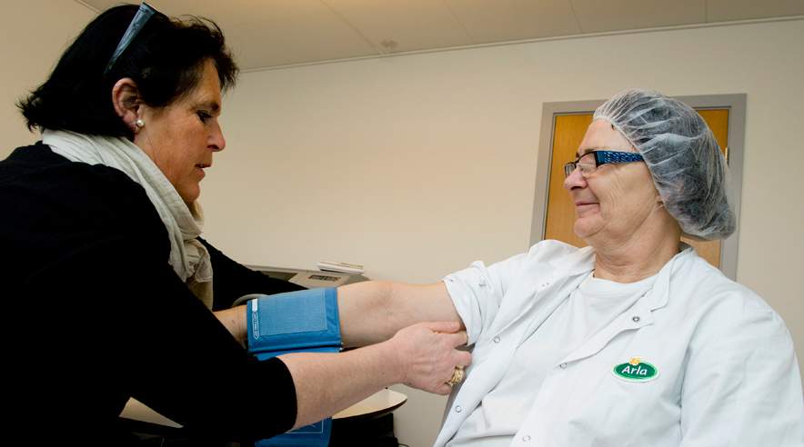 Sundhedstjek på Arla Mejeriet i Bislev. Ann Fournaif undersøges af sygeplejersken Lise Raben fra Falck. (Foto: Michael Bo Rasmussen)