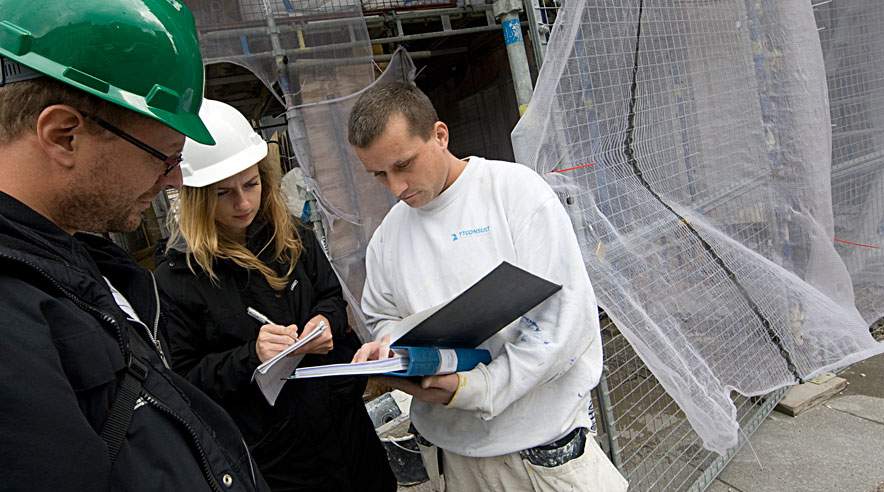 3F besøger byggepladser for at få dansk løn til de polske håndværkere.  (Arkivfoto: Harry Nielsen)