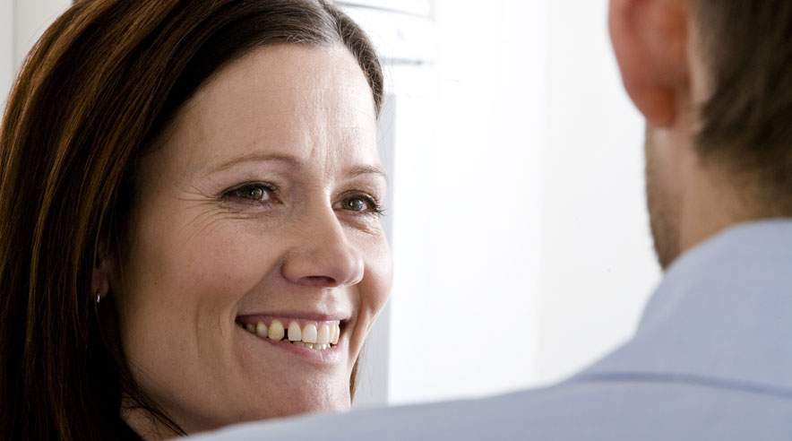 Sexolog Joan Ørting råder til, at man bruger forelskelsen i en kollega til at se på, hvad det er, man ikke får i sit eget forhold. (Foto: Colourbox)