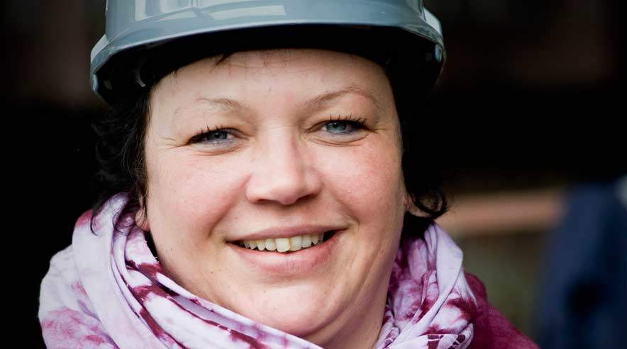 - Nogle af de fyrede er rigtig kede af det. Når man har gået herude i mange år, forventer man måske, at man skal være med til at sætte nøglen i porten til sidst, siger Ninna Buch, tillidsrepræsentant for 3F'erne på Lindøværftet.
 (Foto: Palle Peter Skov)