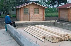 Hele det politiske spekter vil nu fokusere på at bekæmpe illegal arbejdskraft. Her er en tjekke taget på fersk gerning på anmeldelse fra SiD i færd med at opføre en bjælkehytte i Midtjylland. Arkivfoto
