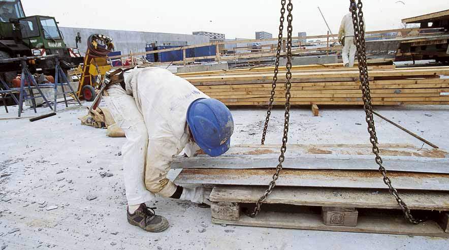 - Generelt er der fortsat ledighed i byggeriet, fastslår BAT-kartellets formand John Larsen. Derfor bør regeringen få defineret, hvad flaskehalse er, når nu det gentagne gange påstås, at byggebranchen er hårdt ramt af flaskehalse. (Arkivfoto)