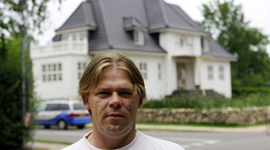 Polske Pawel Czaprowski foran hotelkongen Jan Millings mondæne villa.  (Foto: Lars Skaaning.)