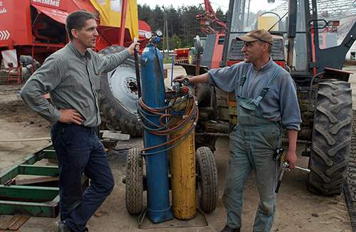 Adm direktør Flemming Pedersen fra Rol-Dan (tv.) sammen med den polske formand,, der ifølge Flemming Pedersen "forstår at knalde hovedet ned i maven på de andre, når de glemmer at rette opmærksomheden mod arbejdet."  (Jerry Bergman)