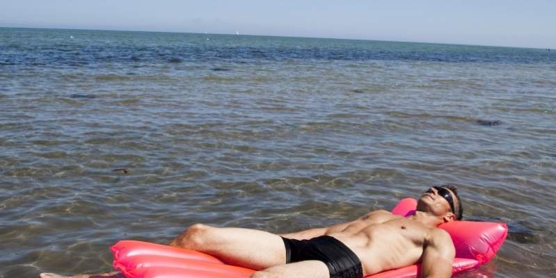 Vi slænger os i liggestolen 40 dage om året. Det er rekord i EU. (Foto: Colourbox)