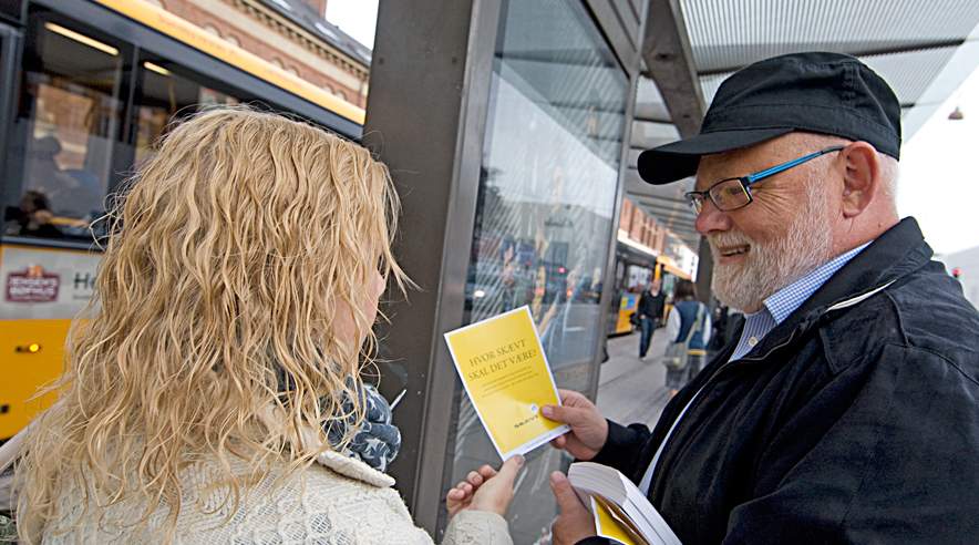 Valgkamp på gadeplan. 3F-formand Poul Erik Skov Christensen var på gaden mandag morgen. Budskabet var et "Nej til et skævt Danmark". (Foto: Harry Nielsen)