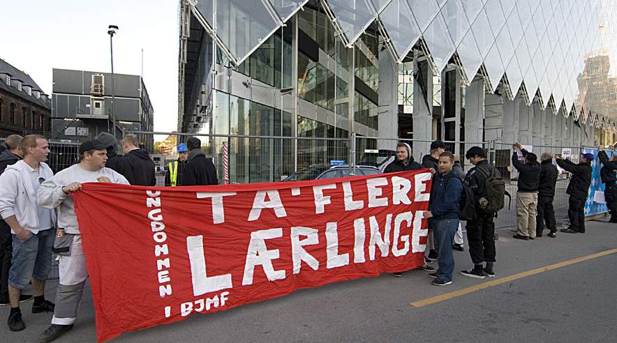 Morgenfriske lærlinge var mødt op foran DI-byggeriet på Rådhuspladsen for at demonstrere mod Pihl & Søn, der er et af de byggefirmaer med færrest lærlinge pr. ansat. (Foto: Harry Nielsen)