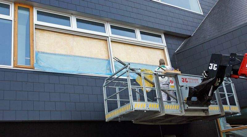 Der skiftes to vinduer hver dag, så arbejdet på Hillerøds nye rådhus ikke påvirkes.  (Foto: Harry Nielsen.)