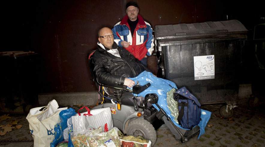 Brian Peters og John Eisenbraum er begge arbejdsløse og må supplere understøttelsen med gratis madvarer fra godgørende organisationer. (Foto: Søren Zeuth)