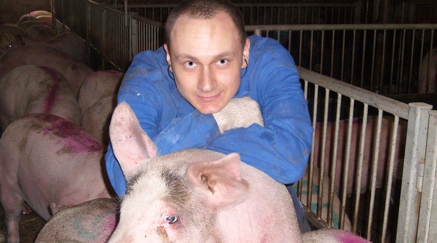 25-årige Mykola Balitskiy blev truet med at blive smidt i gylletanken, mens han arbejdede for brødrene Bob og Paw Pinstrup Sørensen. (Privat foto)
