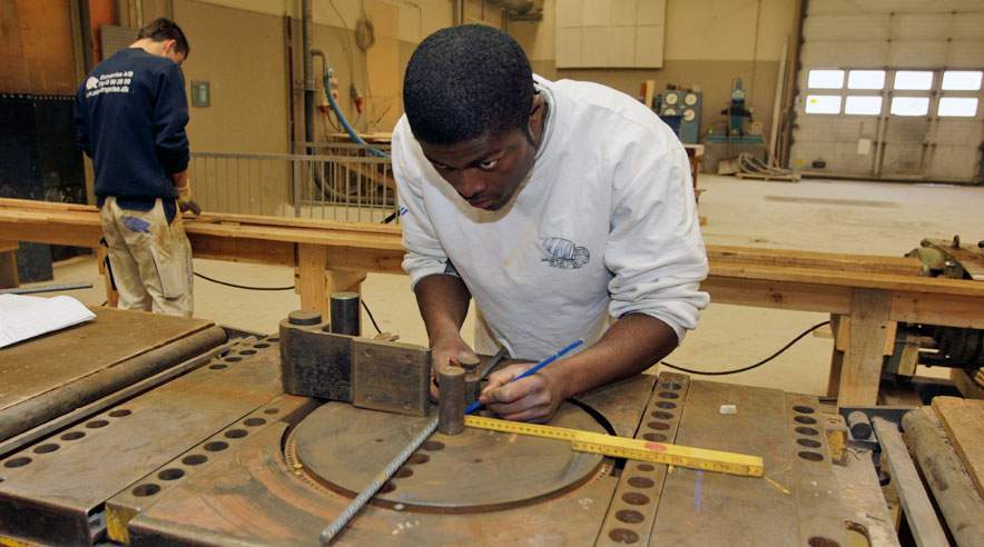 Genåben skolepraktikken på erhvervsuddannelserne tømrer, mekaniker og kontor med speciale. Sådan lyder den enstemmige indstilling til undervisningsminister Bertel Haarder. (Foto: Harry Nielsen.)
