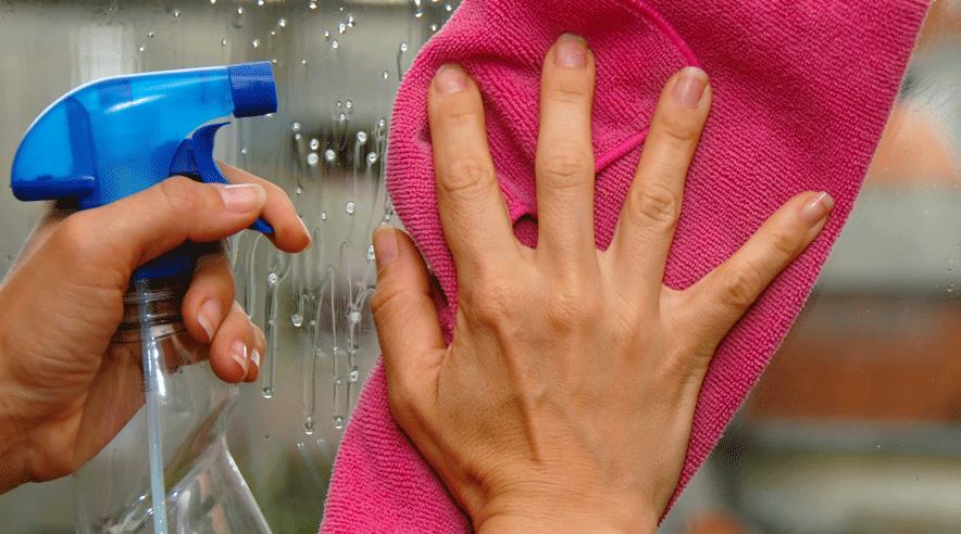 Hvis du hjælper familie eller venner med småopgaver inden for privatsfæren som for eksempel med rengøring, så skal du som udgangspunkt ikke betale skat af det.  (Foto: Colourbox)