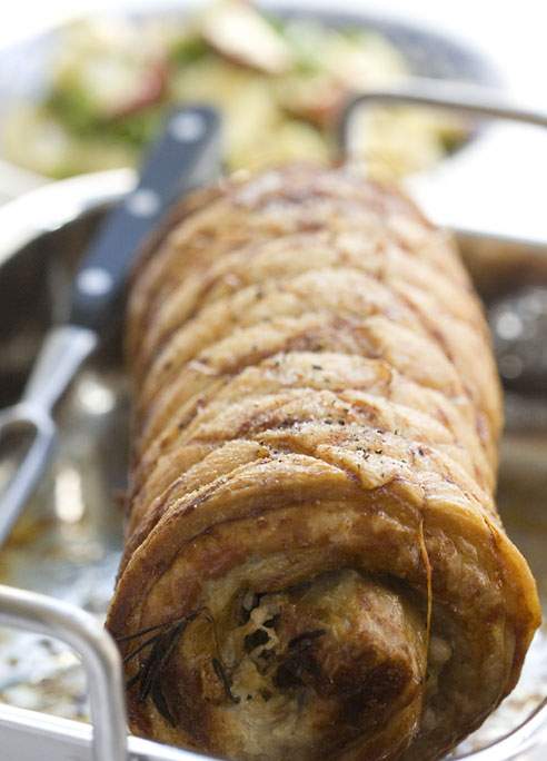 Rullesteg med rosmarin og salat af selleri, æble og grov sennep. (Foto: Søren Zeuth)