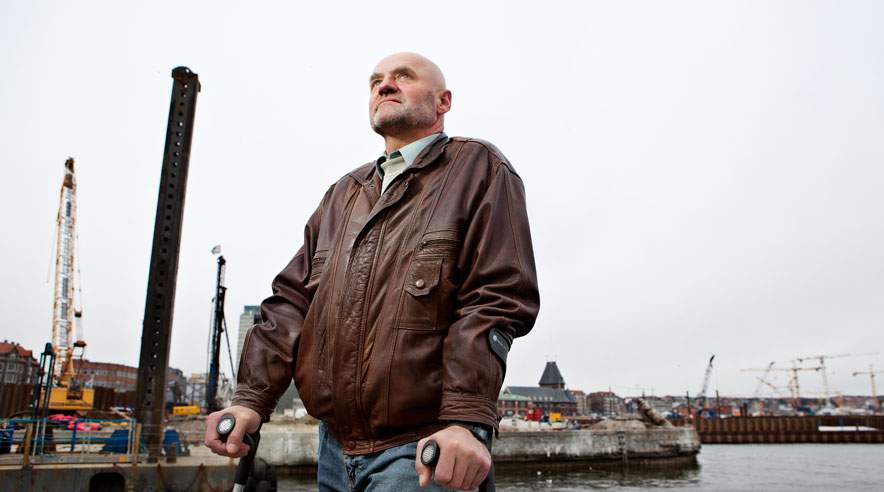 Andrzej Strugala blev blæst ned fra en stige og skadede benet. Arbejdstilsynet afslørede på en uanmeldt kontrol, at Budomex har holdt ulykken hemmelig for myndighederne.   (Foto: Niels Åge Skovbo)