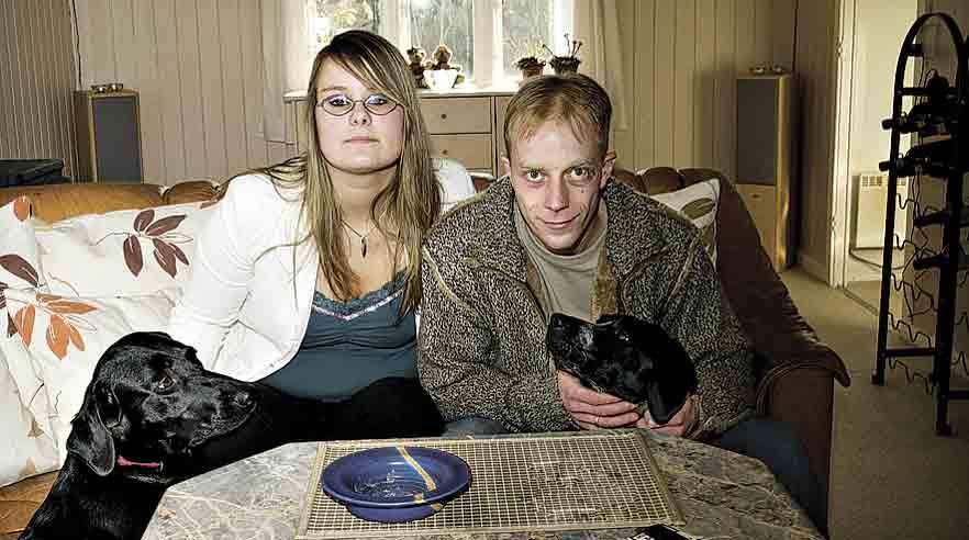 26-årige René Hasselstrøm, der er arbejdsløs (og her ses sammen med sin kæreste Louise) fortalte i seneste nummer af Fagbladet om sin frygt for, at regeringenes plan om halve dagpenge til de 25-29 årige bliver til virkelighed. (Foto: Hanne Loop)