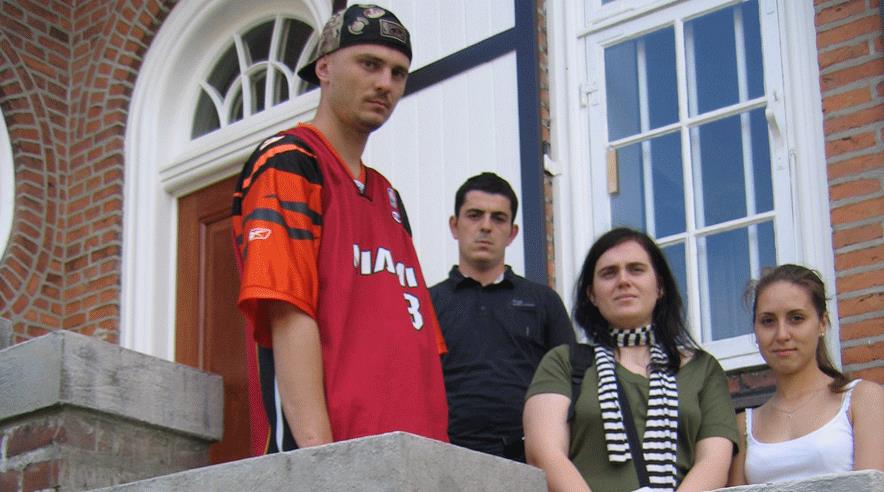 Fire nuværende eller tidligere elever på Borris Landbrugsskole var torsdag eftermiddag til møde på den rumænske ambassade i København. Det skyldes, at rumænerne har klaget til ambassaden over den behandling, de har fået på landbrugsskolen nær Skjern.  (Foto: Morten Halskov)