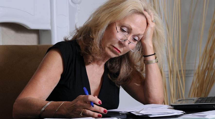 Er du røget på lånekarrusellen og tager nye lån for at betale din gæld? Så er det måske på tide at se din gæld i øjnene. (Foto: Colourbox)