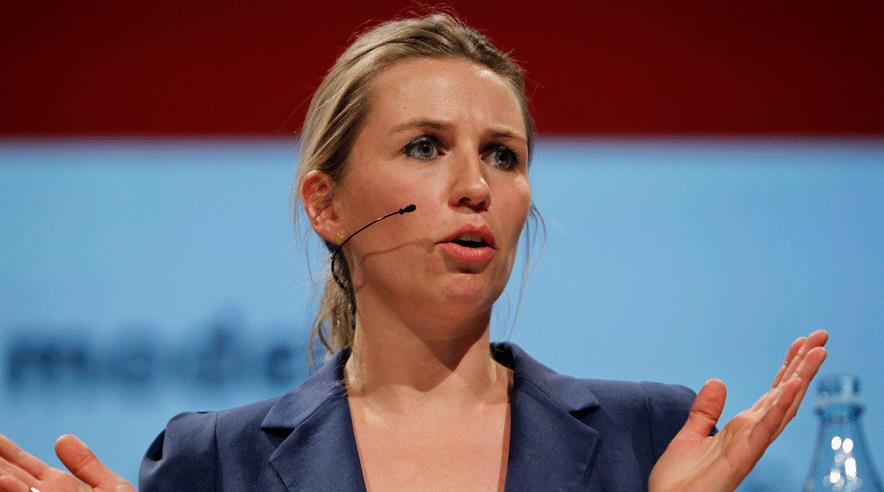 Beskæftigelsesminister Mette Frederiksen er ude med riven efter kommuner, der har stoppet folks sygedagpenge med ugyldige afgørelser.