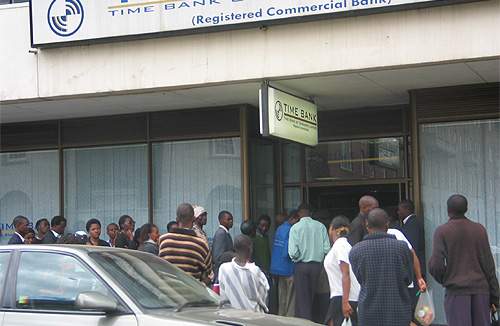 Nøden er stor i Zimbabwe's hovedstad Harare. Flere og flere ønsker forandringer og håber, at præsident Mugabe snart træder tilbage.