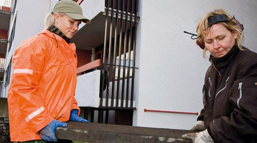 Det kan være  tungt arbejde at være anlægsgartner. (Foto: Maria Lemvigh-Hammer)