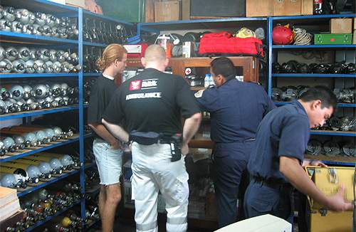 Gert Larsen og Peter Burholt kigger på redningsudstyr sammen med kollegerne.