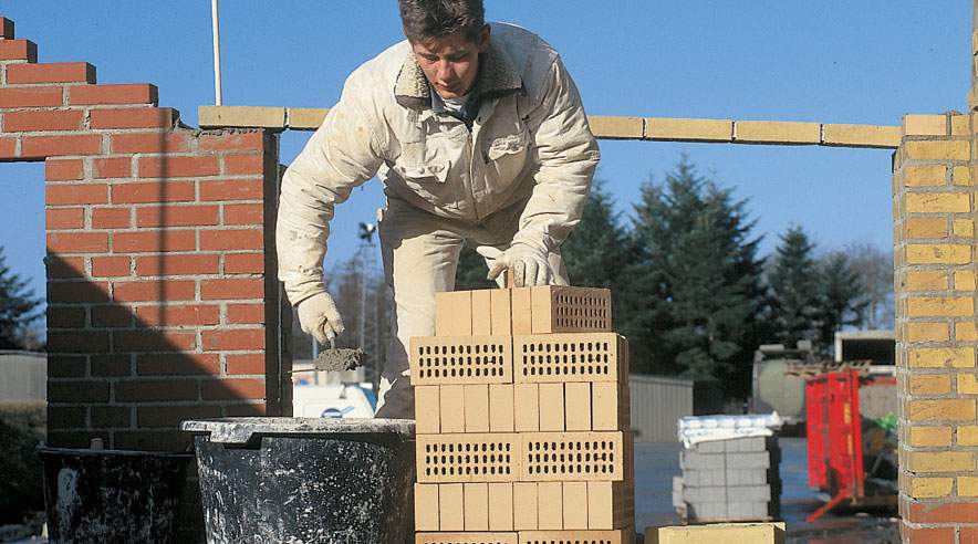 Byggebeskæftigelsen falder med 30.000 personer på tre år, forudser de økonomiske vismænd i ny rapport. 
 (Arkivfoto: Harry Nielsen.)