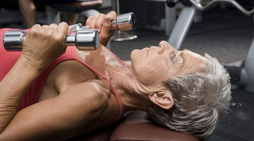 Træning med vægte eller elastikker er en god måde at forebygge og mindske smerter i nakke og skuldre. (Foto: Colourbox)