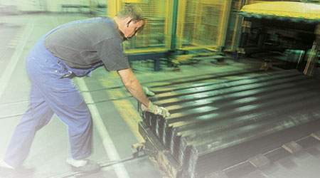 Produktionen af eternitplader blev for et års tid siden flyttet fra Aalborg til Prag med 167 millioner statskroner i ryggen, og hundredvis af danske medarbejdere blev arbejdsløse.